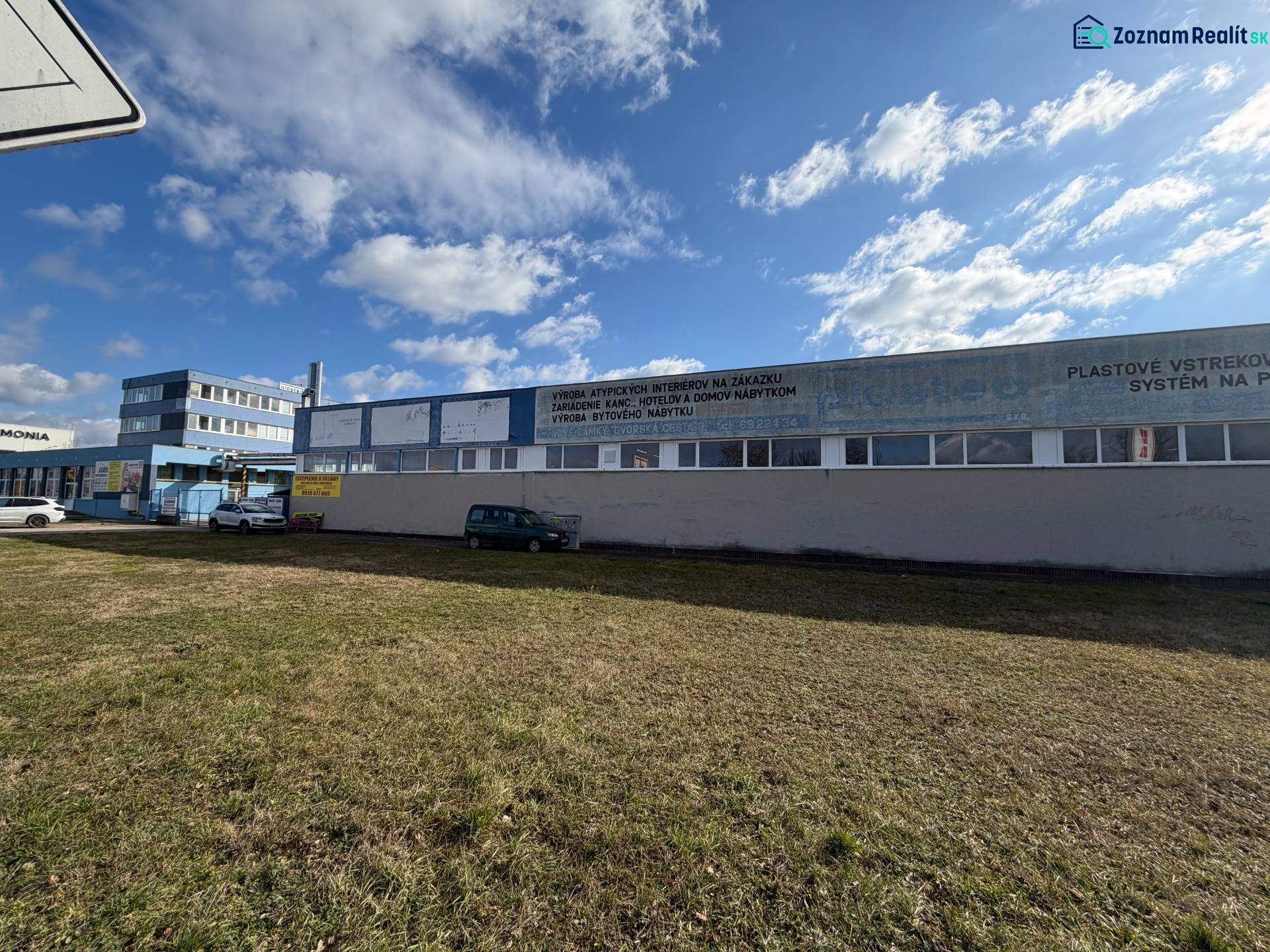 Budova v průmyslové oblasti na Nové Zámky, ulice Nové Zámky, Sklady a haly.