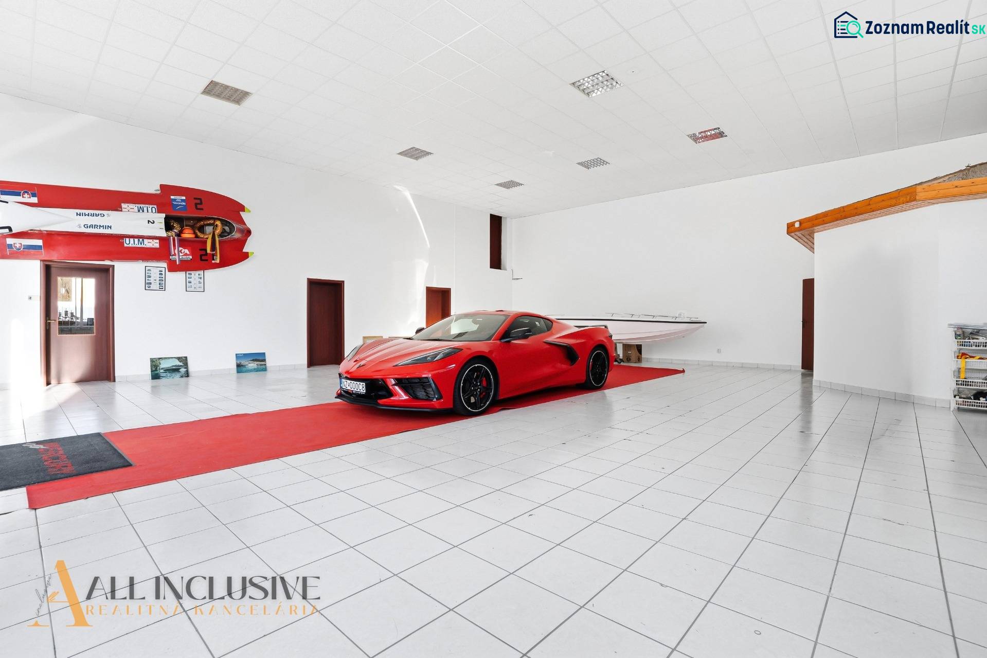 Obchodní prostory zobrazují auto a loď s bílou podlahou a sportovním příslušenstvím.