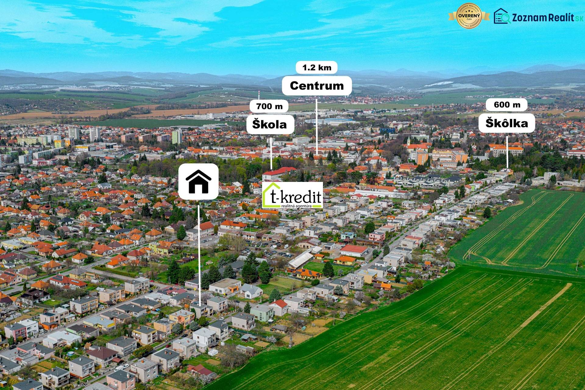 Pohled na rodinné domy ve Zlatých Moravcích s označením vzdáleností od centra.