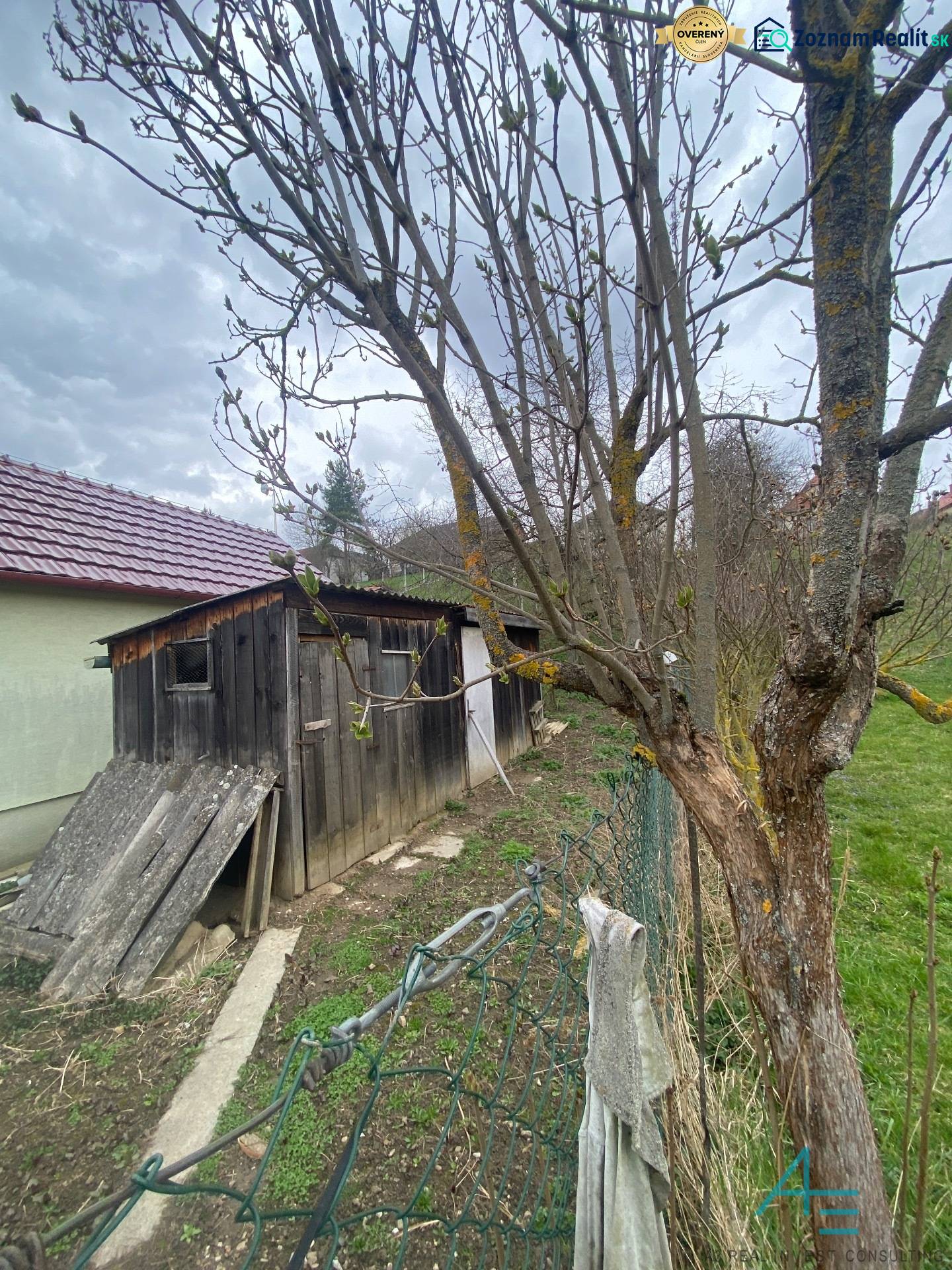 Dřevěný přístřešek na zahradě rodinného domu na ulici Turá lúka v Myjavě.