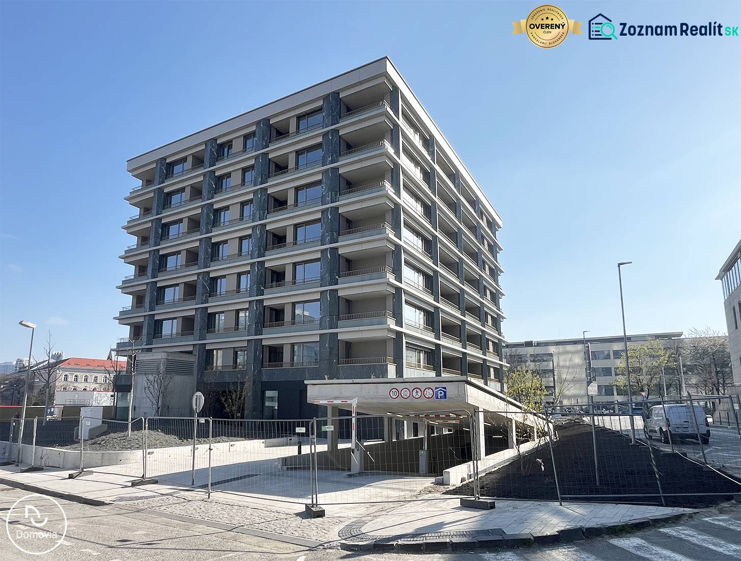 Novostavba bytového domu na Školské ulici v Bratislavě - Starém Městě.