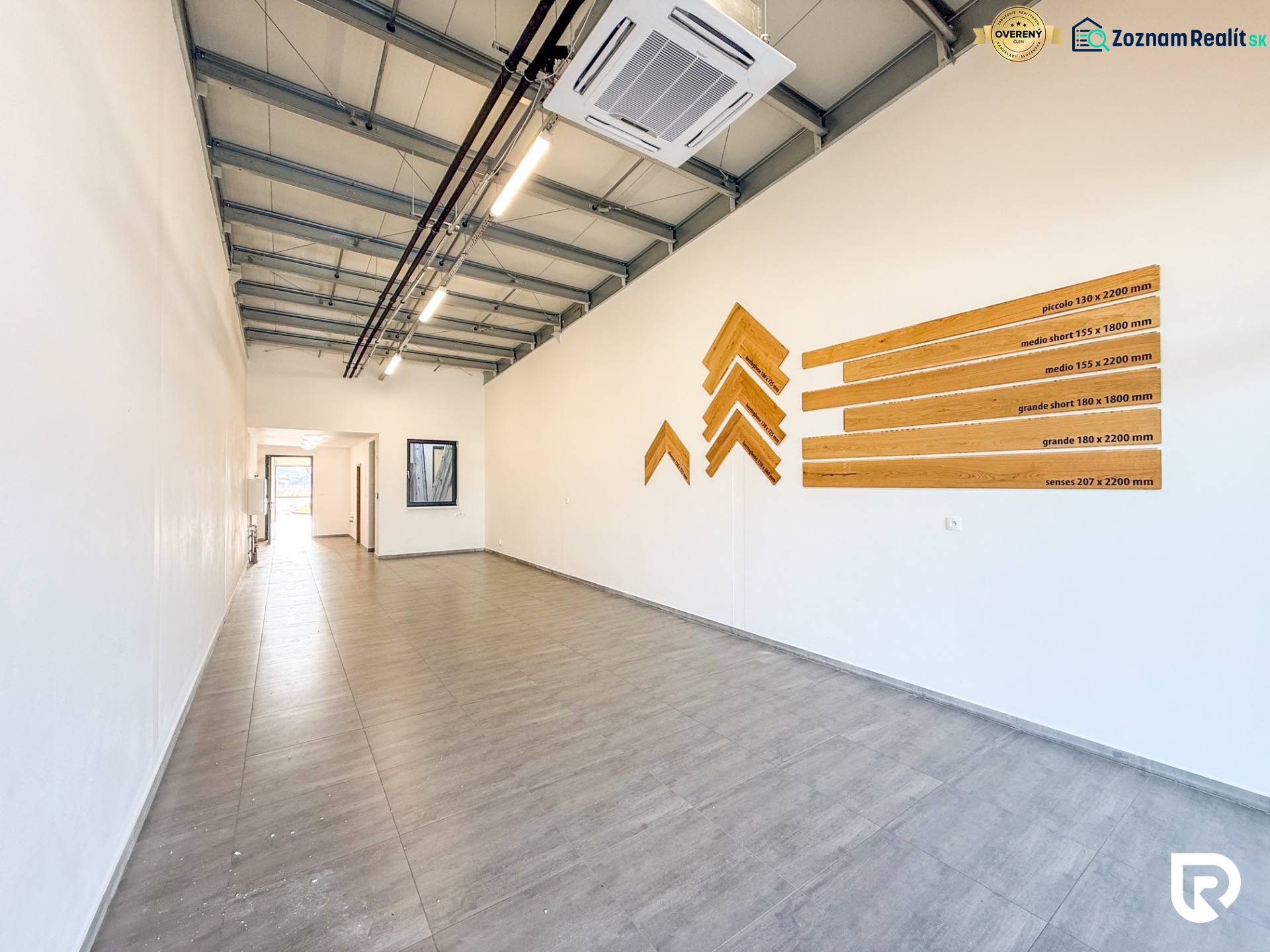 Obchodní prostory s podlahou s dřevěným dekorem a dekorací na stěně.