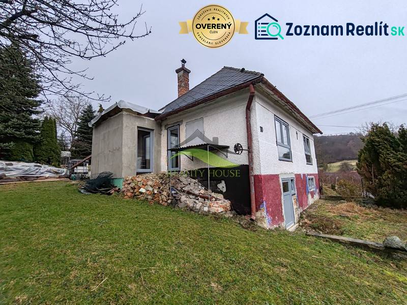 Rodinný dům na Hlavní ulici v Piskorovcích s venkovským charakterem a rozsáhlou zahradou.