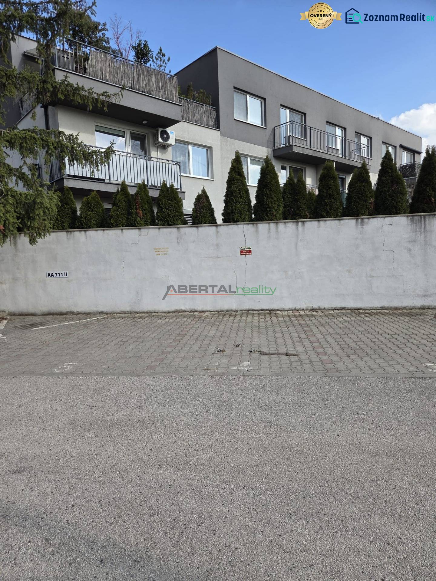 Řadové domy na Vavřínové v Bratislavě-Ružinově s parkovací plochou před vstupem do garáží.