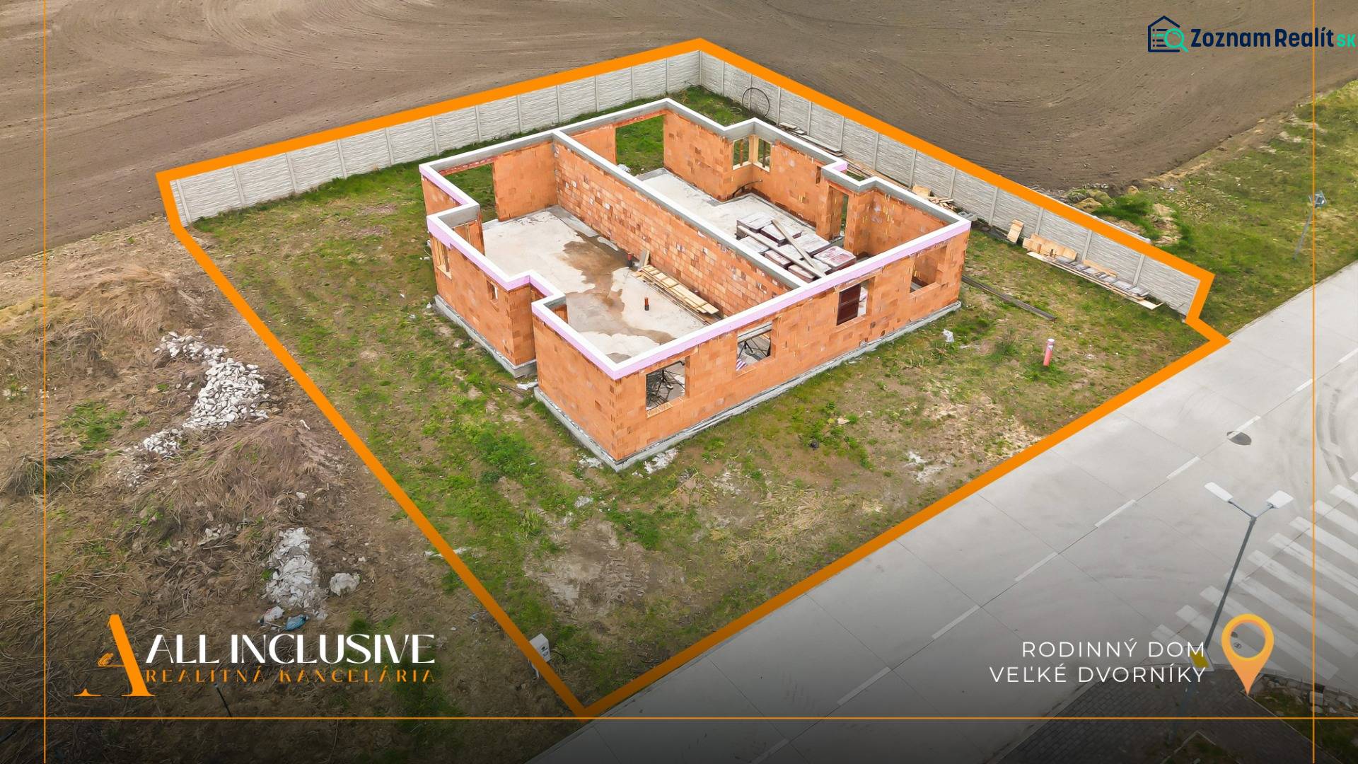 Stavba rodinného domu ve Velkých Dvorníkách na pozemku ohraničeném plotem.