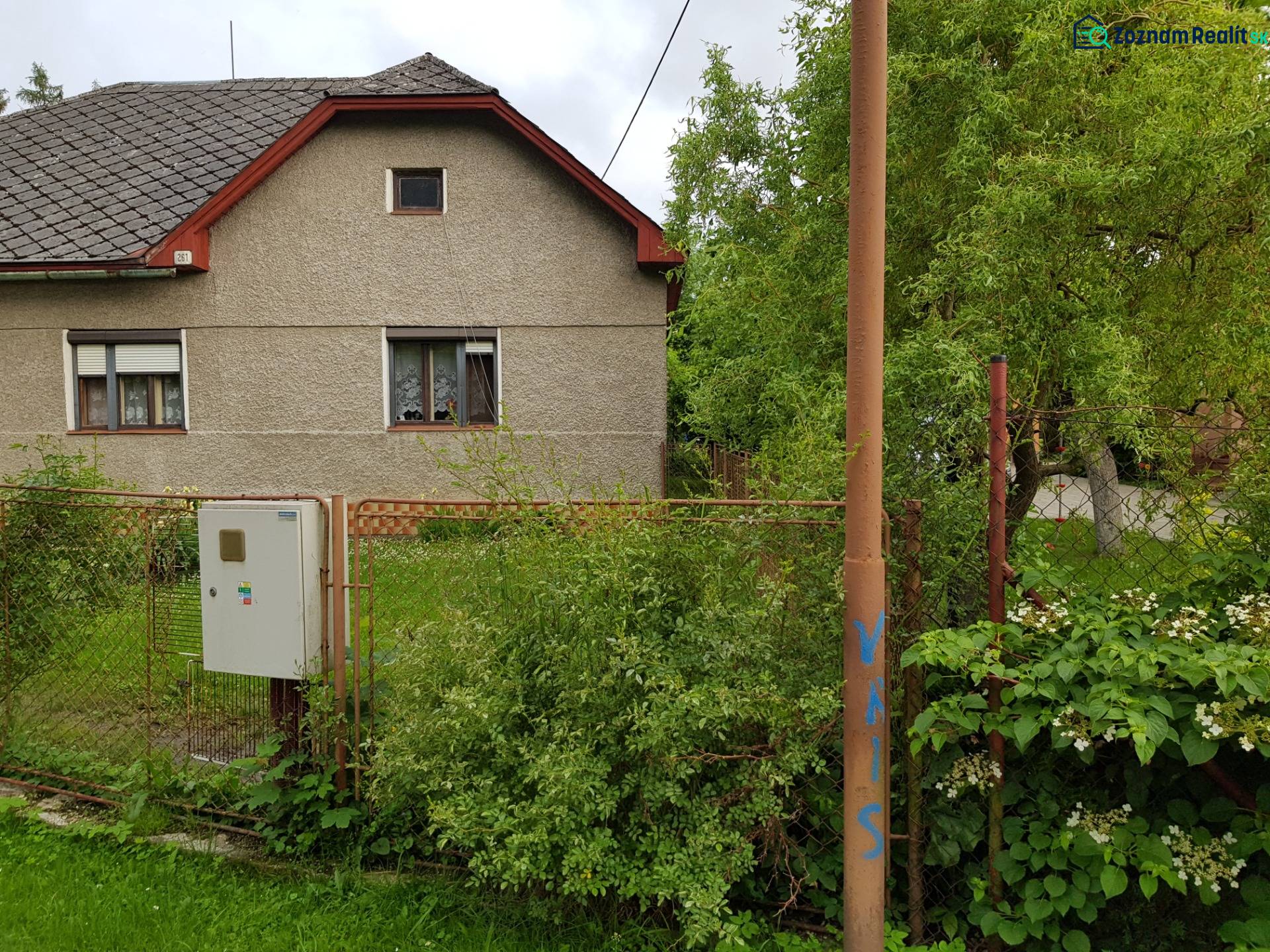 Rodinný dům v Blatnici na ulici Blatnica obklopený zelení a plotem.