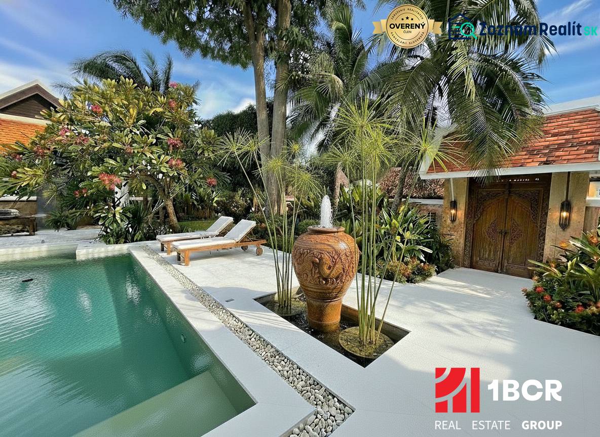 Pohled na luxusní vilu v Pattayi s bazénem a exotickou zahradou.