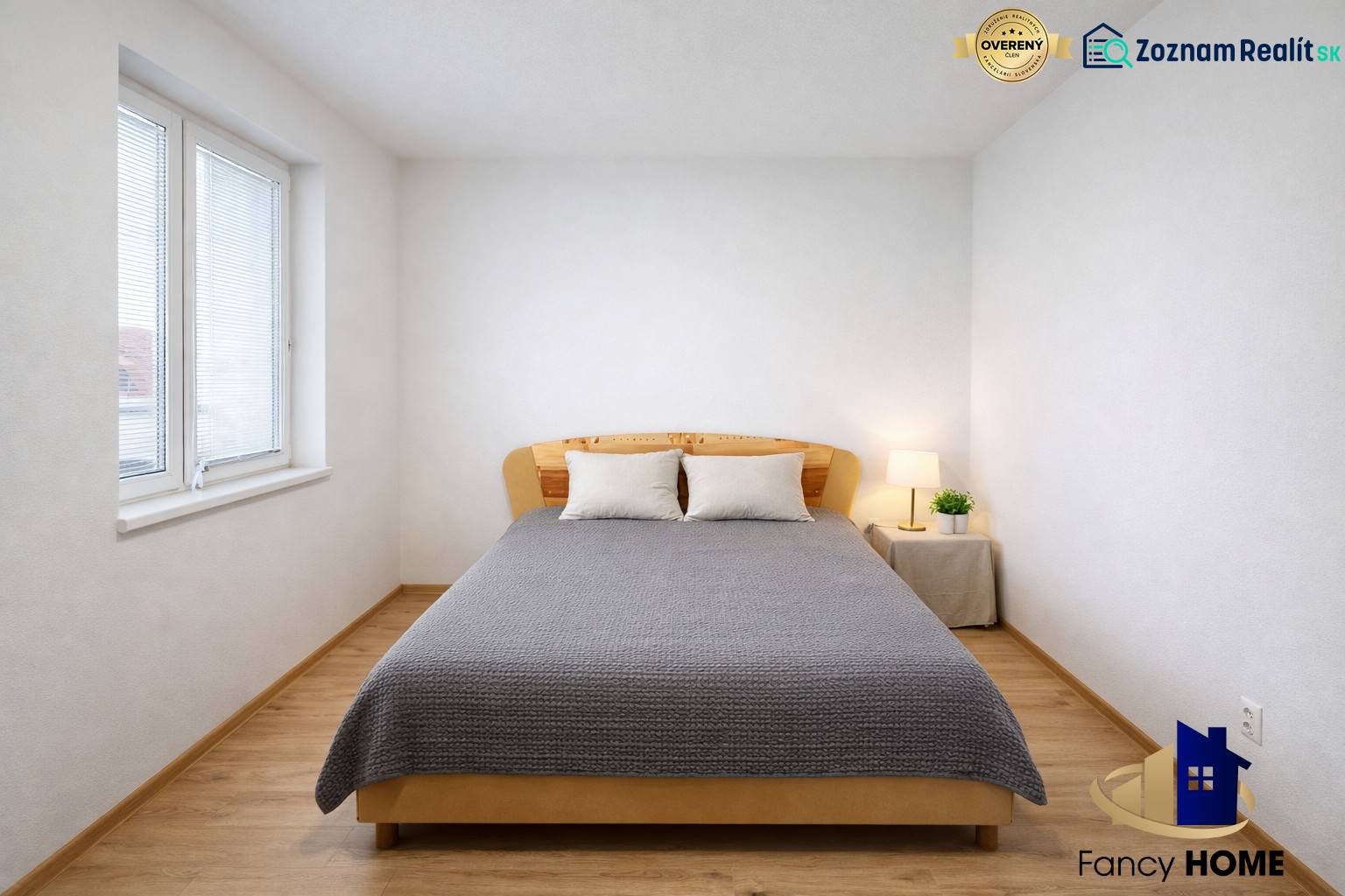 Světlá ložnice s podlahou s dřevěným dekorem v 2-pokojovém bytě, dekorovaná s postelí a lampou.