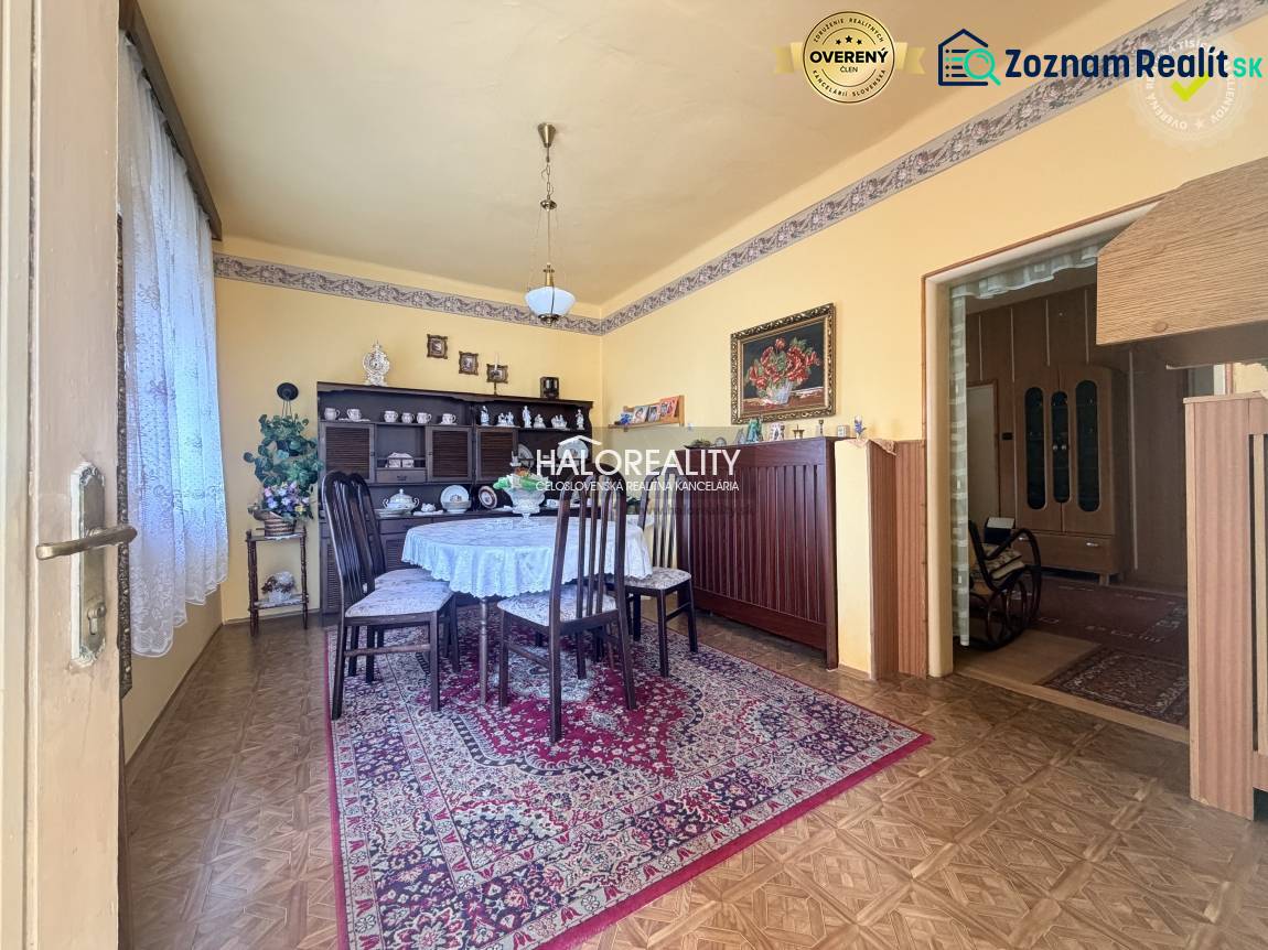 Jemně laděná jídelna v rodinném domě s podlahou s dřevěným dekorem.