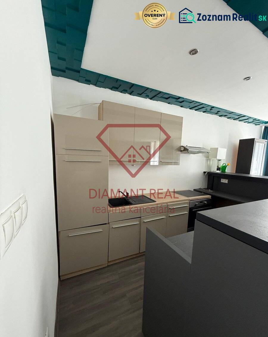 Kuchyně s vestavěnými skříněmi a varnou deskou v rodinném domě.