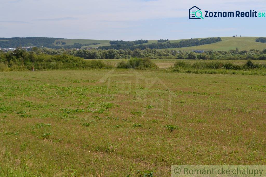 Zemědělské a lesní pozemky v Šandali s rozsáhlou loukou a vzdálenými lesy.