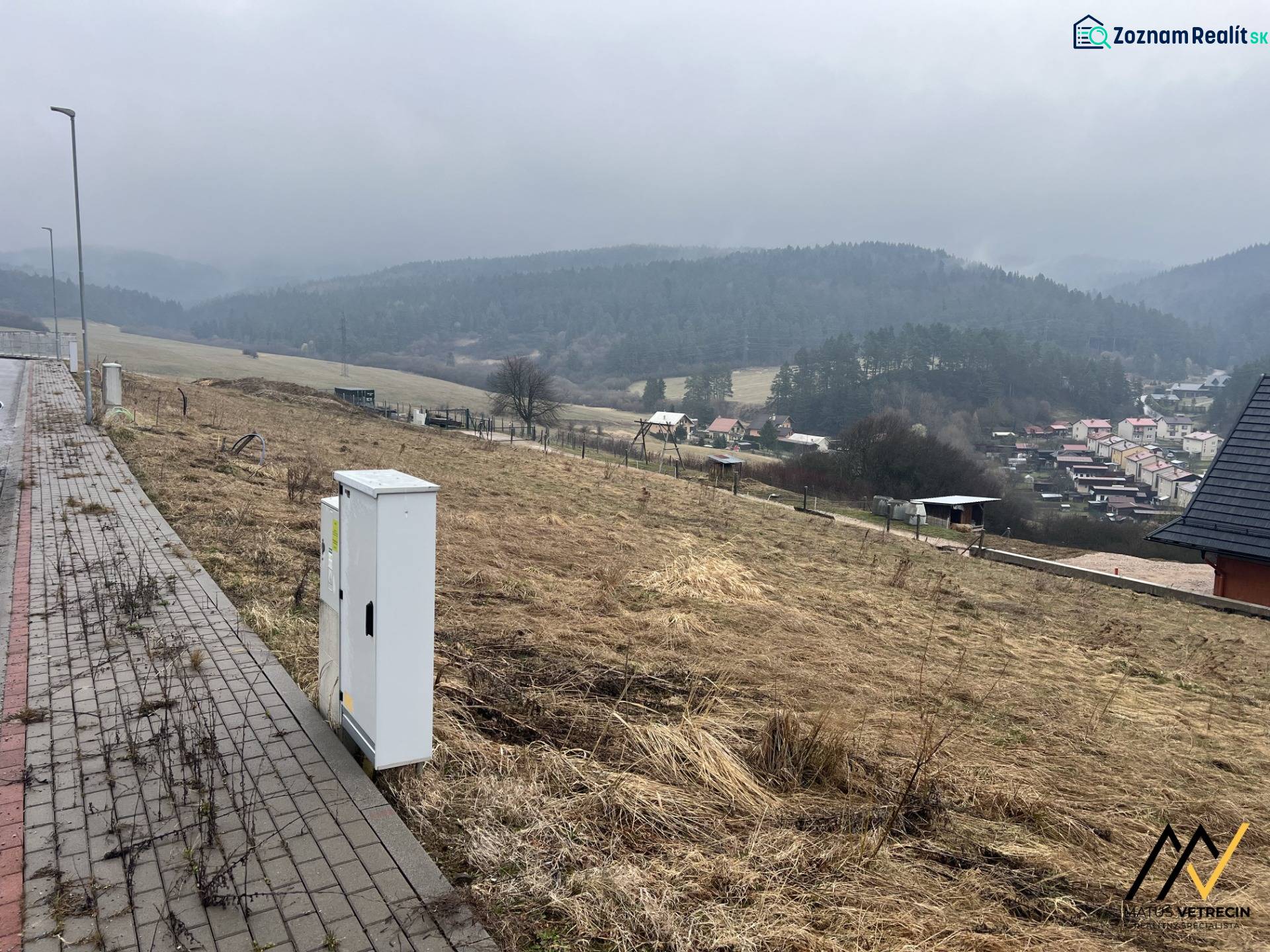 Pozemky na bydlení ve Staré Ľubovni s výhledem na svěží zelené kopce.