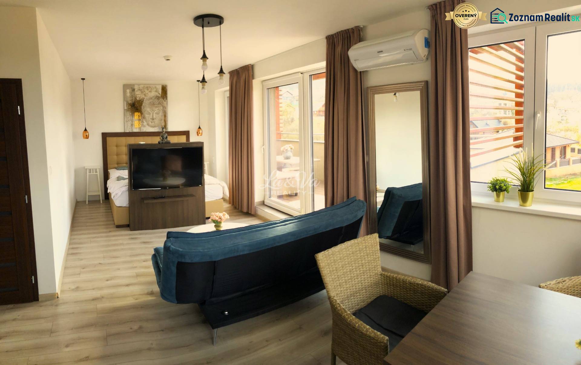 Světlý 2-pokojový byt s podlahou s dřevěným dekorem, pohovkou a velkými okny.