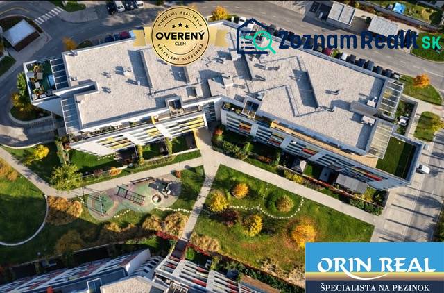 Bytový komplex s hřištěm na Malokrasňanské v Bratislavě - Rači, pohled shora.