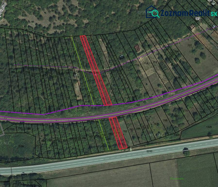 Letecká mapa pozemků v zahradách Dvorníků-Včelářů s parcelními čísly a silniční infrastrukturou.