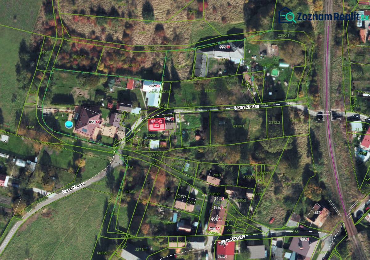 Letecký pohled na rodinné domy na ulici Ivana Kraska v Handlové.