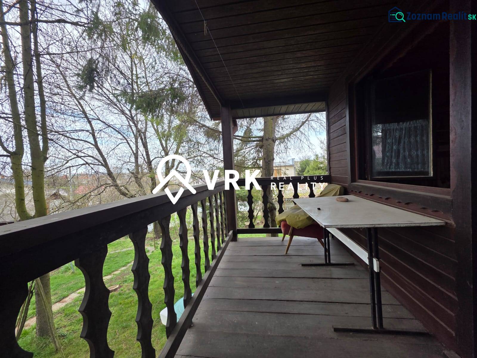 Dřevěná terasa s výhledem na zahradu v lokalitě Bohdanovce pro Pozemky - bydlení.
