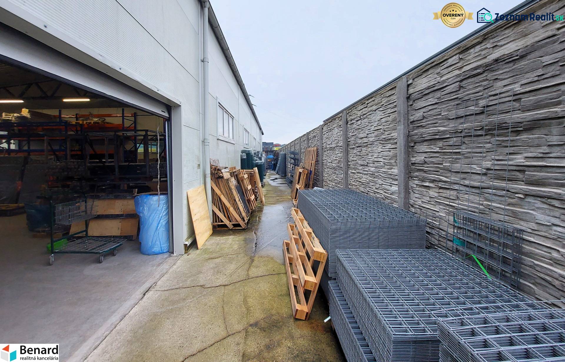 Sklady a materiály v obchodních prostorách na Kamennej ulici v Žilině.