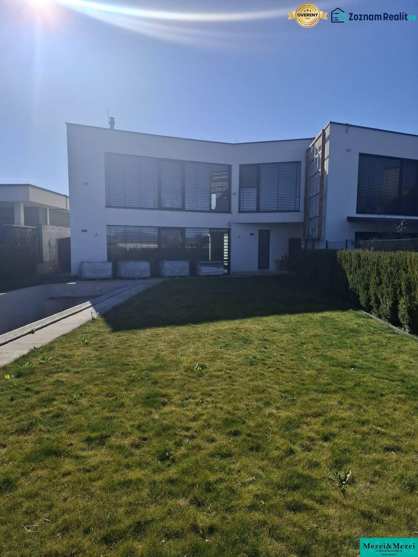 Rodinný dům ve Zvončíně s prostorným trávníkem a slunným exteriérem.