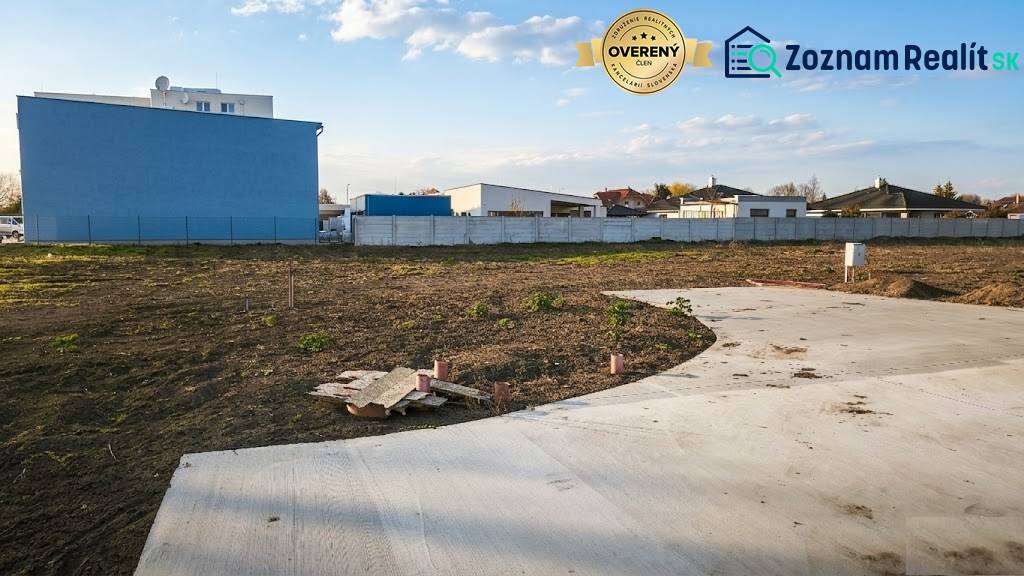 Exteriér v Kráľovej nad Váhom s komerčními pozemky připravenými k vybudování.