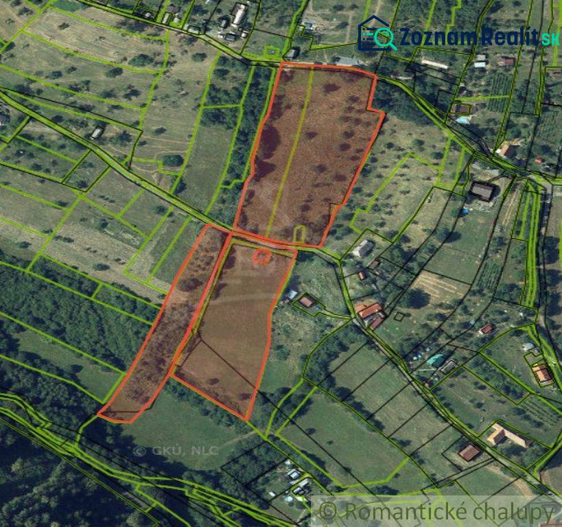 Letecký pohled na pozemky - bydlení ve městě Krupina se zakreslením parcel.