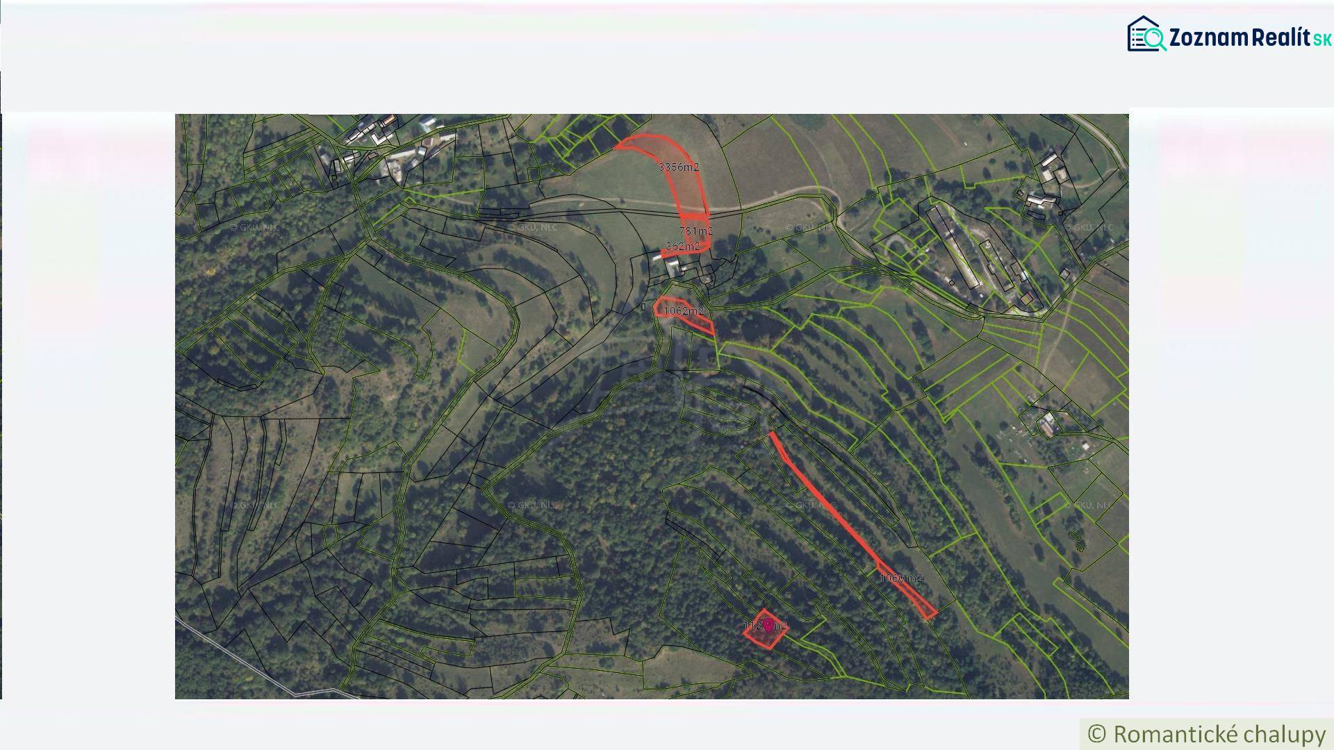 Letecký pohled na rozparcelované pozemky pro bydlení v Horním Tisovníku s lesnatou krajinou.