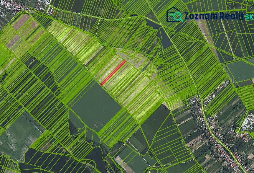 Letecký pohled na zemědělské a lesní pozemky v Časté s mapovými body.