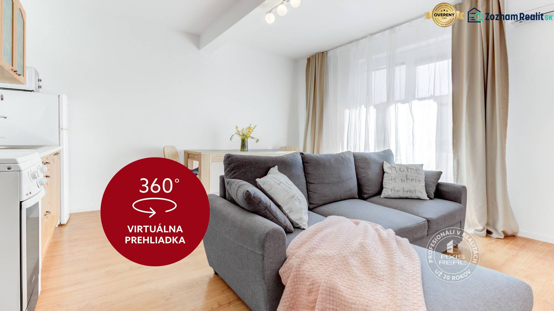 Obývací prostor s pohodlnou sedačkou a podlahou s dřevěným dekorem, 2-pokojový byt.