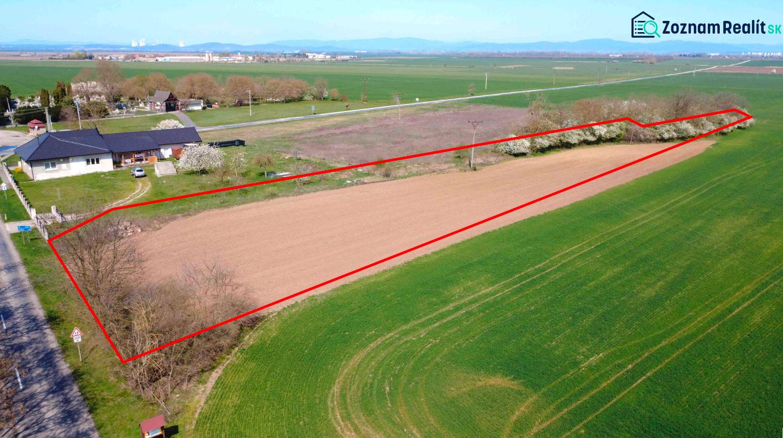 Letecký pohled na ornou půdu a okolí Zahrad v Ondřejovicích.