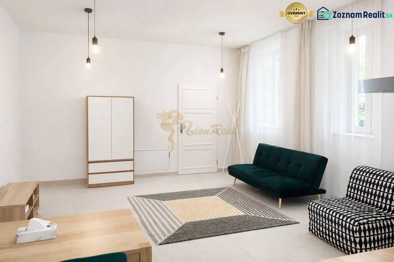 Obývací pokoj v 2pokojovém bytě s pohovkami, skříňkou a podlahou s dřevěným dekorem.