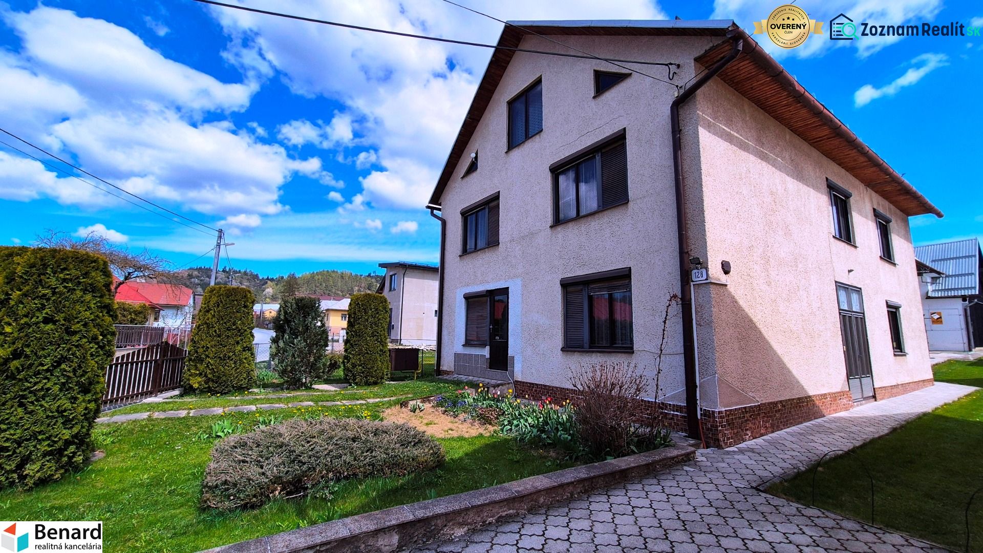 Rodinný dům na ulici Jarabina v Jarabině obklopený zahradou a dlážděným chodníkem.