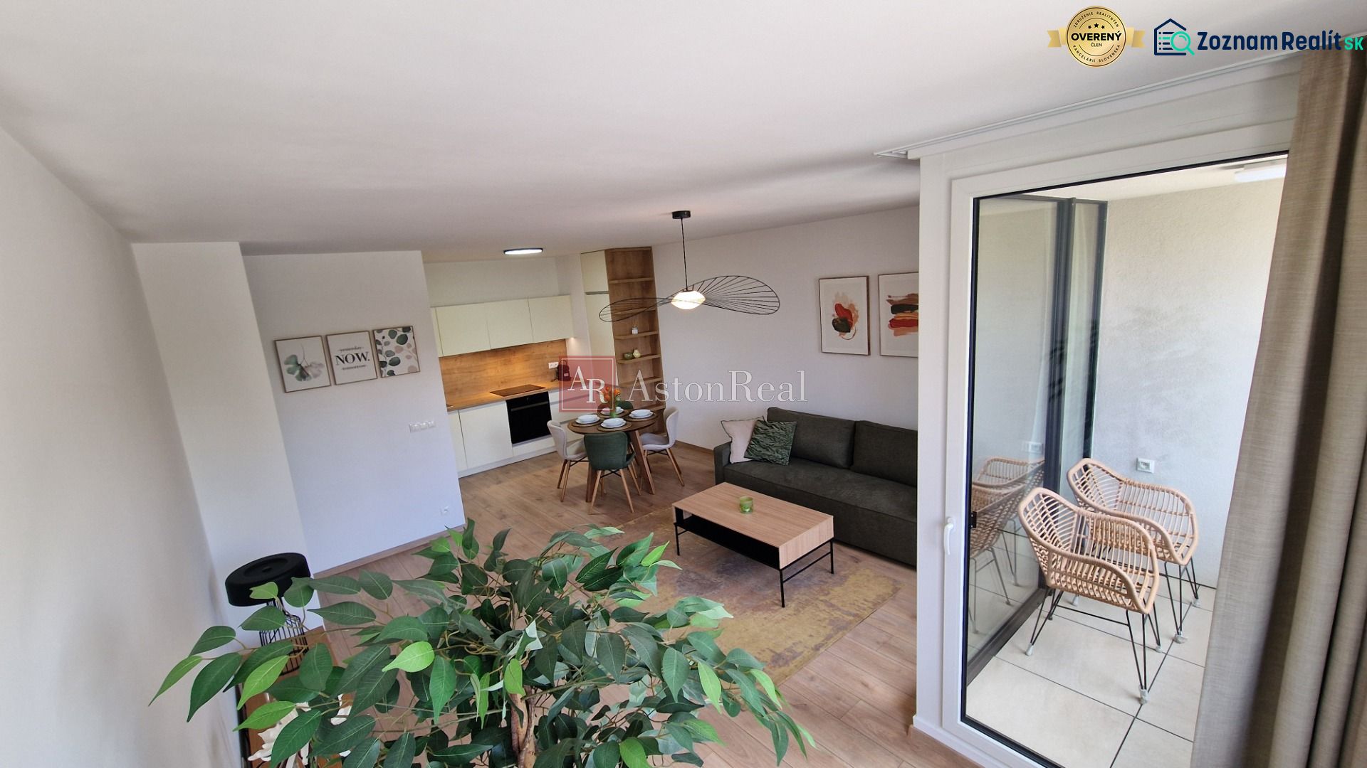 Interiér 2-pokojového bytu s podlahou s dřevěným dekorem, moderním nábytkem a balkonem.