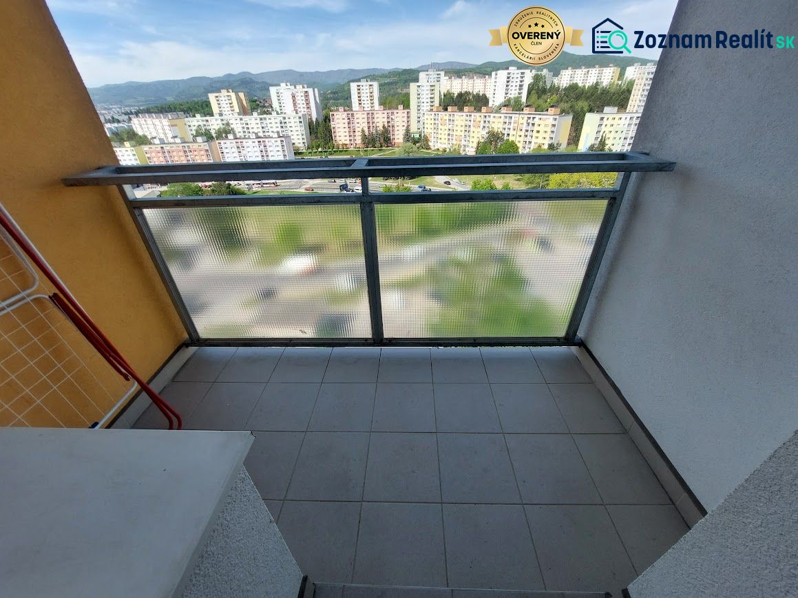 Balkon v 1-pokojovém bytě s výhledem na sídliště Banské Bystrice na Sitnianské ulici.
