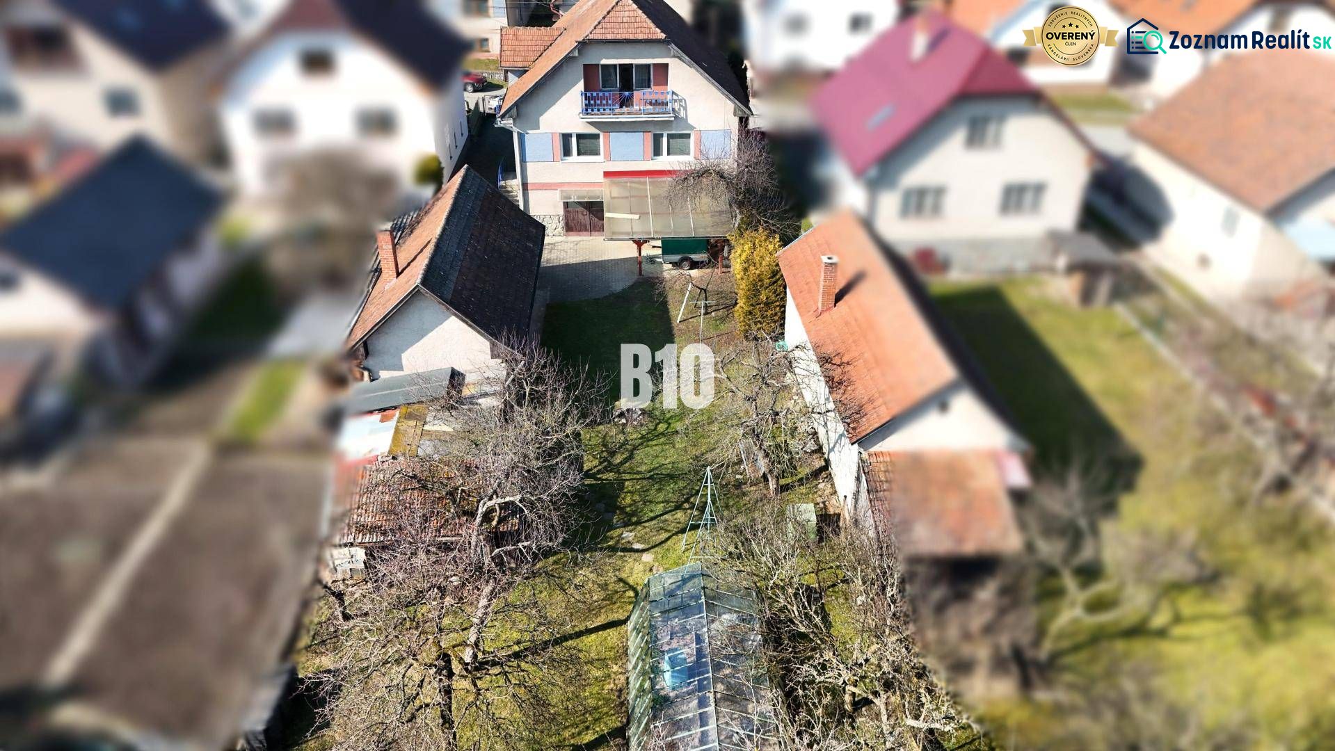 Rodinný dům v Turanech s dvorem, zahradou a okolními domy.