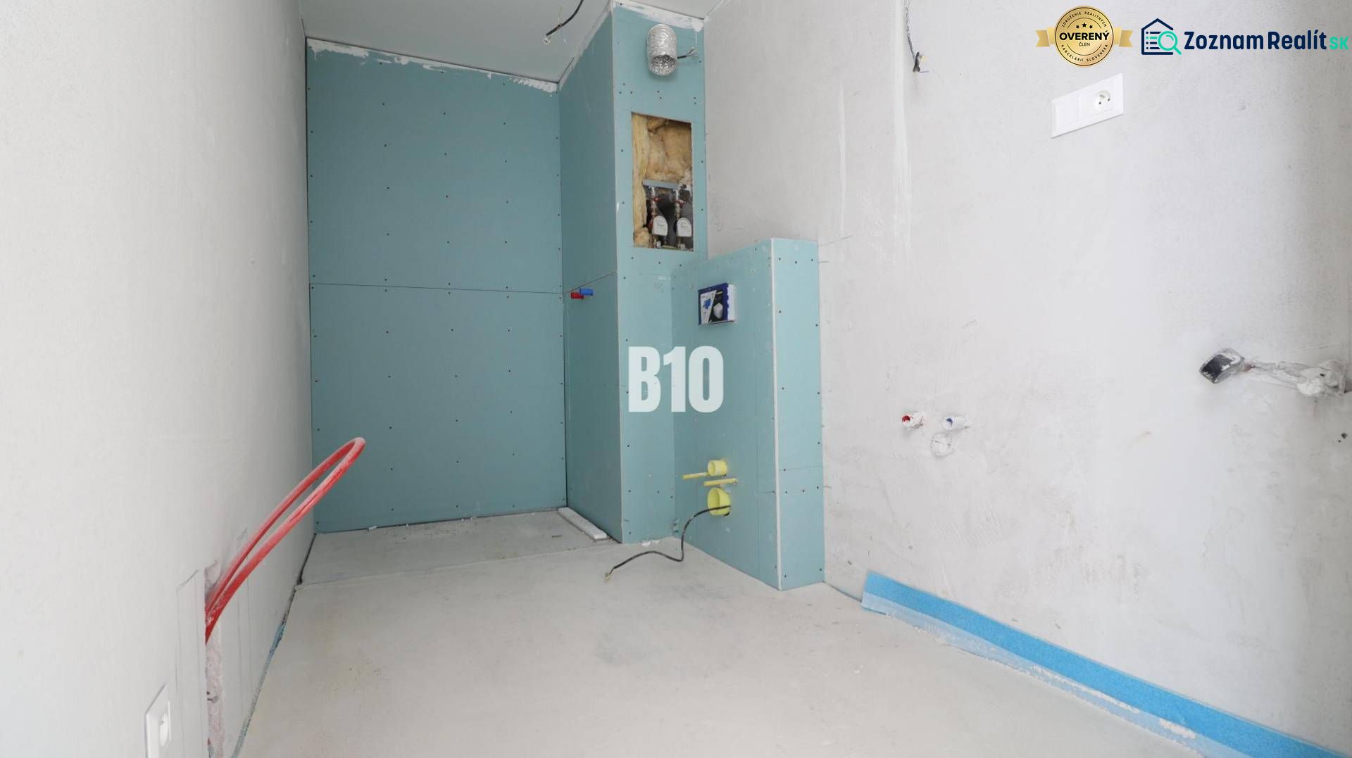 Interiér 3-pokojového bytu s nedokončenou koupelnou s instalacemi a sádrokartonem.