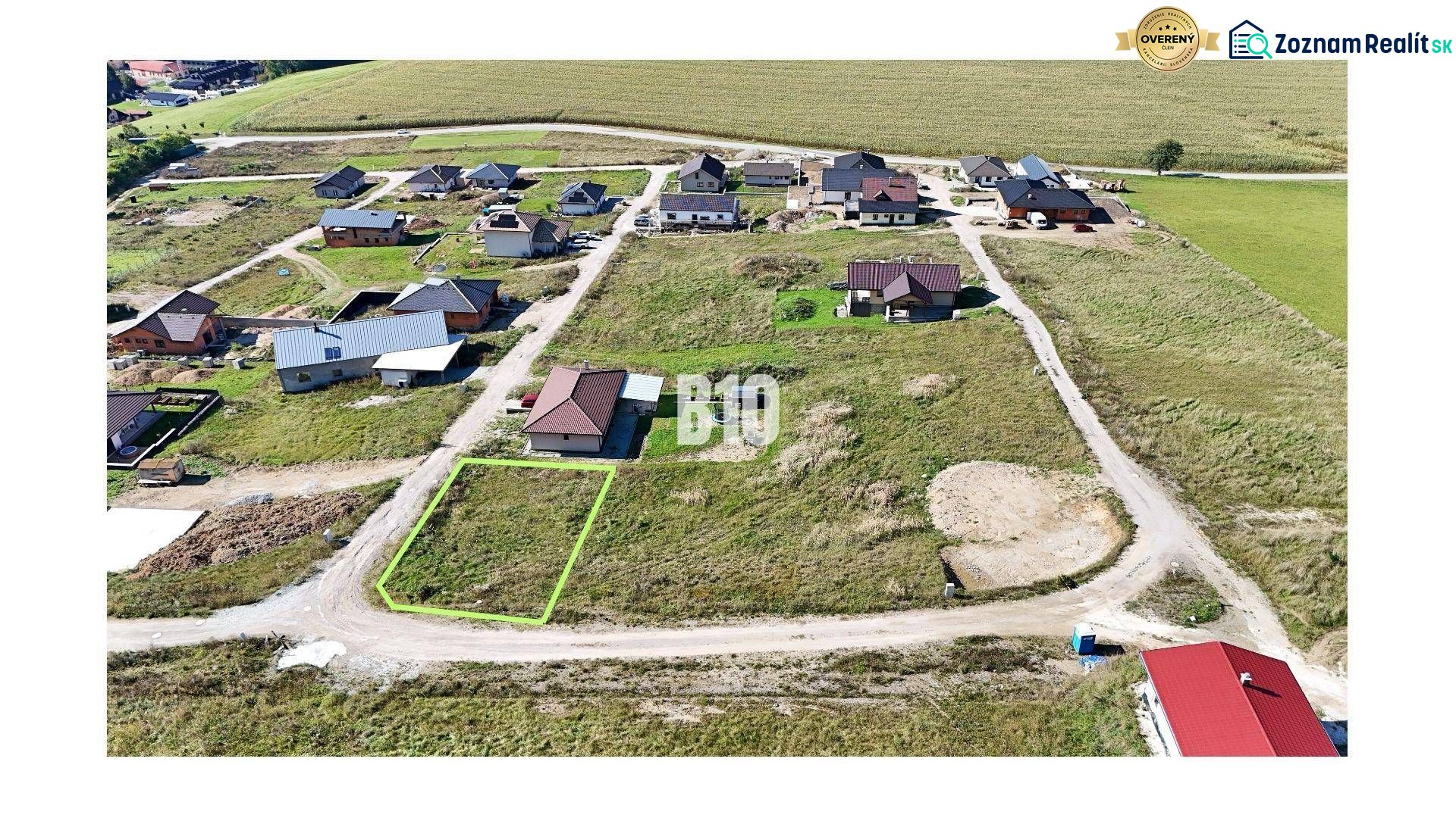 Pozemek na bydlení v Necpalech, zasazený mezi domy, připravený na výstavbu.