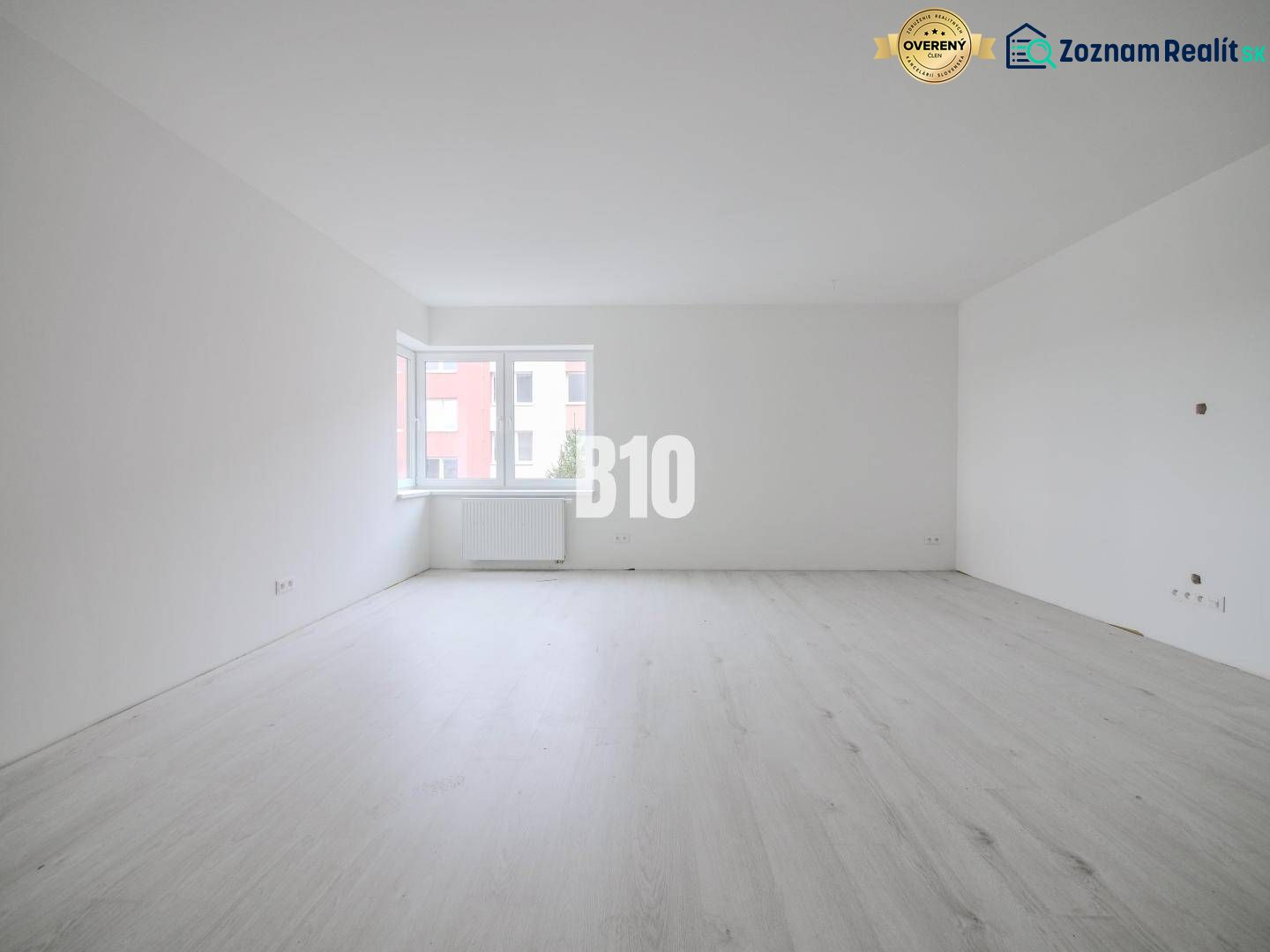 Prostorný 1-pokojový byt se světlými stěnami a dřevěnou podlahou pro moderní bydlení.