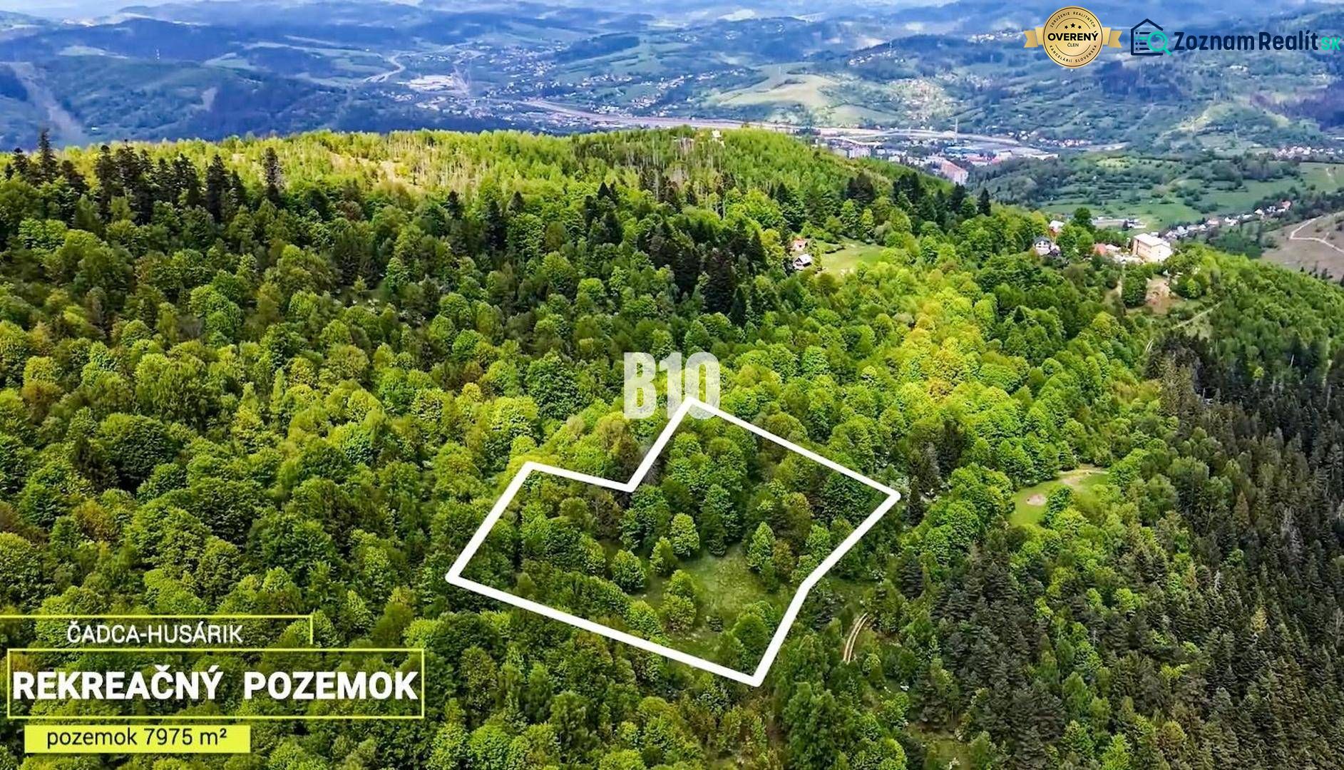 Rekreační pozemky v Čadci, obklopené lesnatou krajinou s výhledem na okolní přírodu.