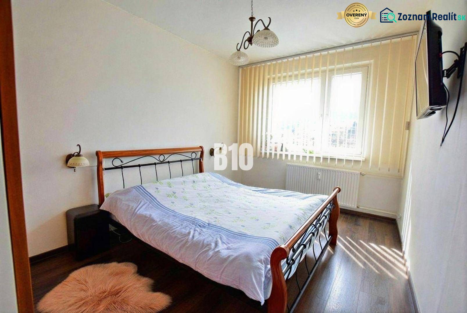 Ložnice s manželskou postelí a podlahou s dřevěným dekorem, 3pokojový byt.
