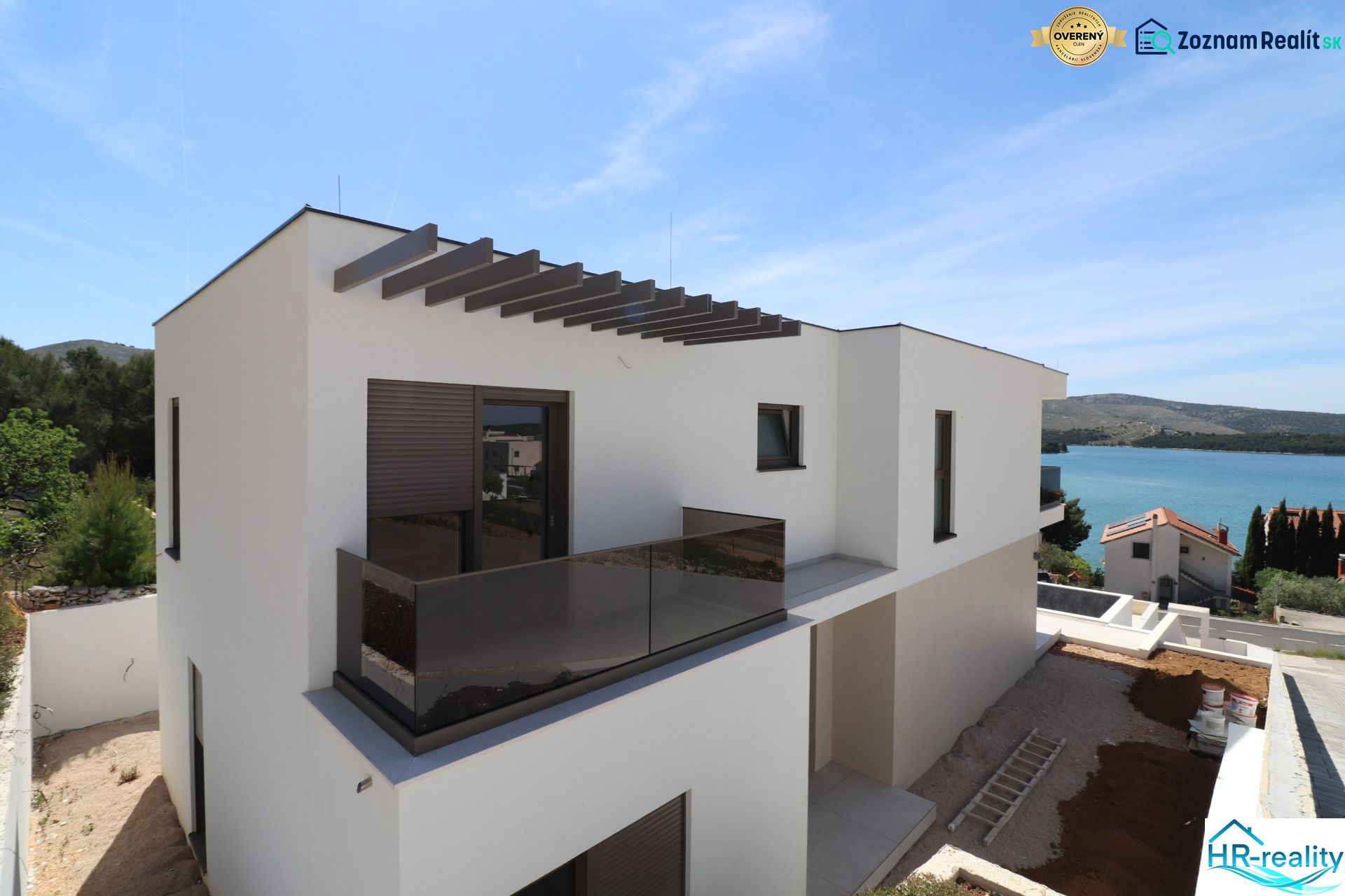 Vila v Žaboriči s terasou a výhledem na moře, moderní architektura.