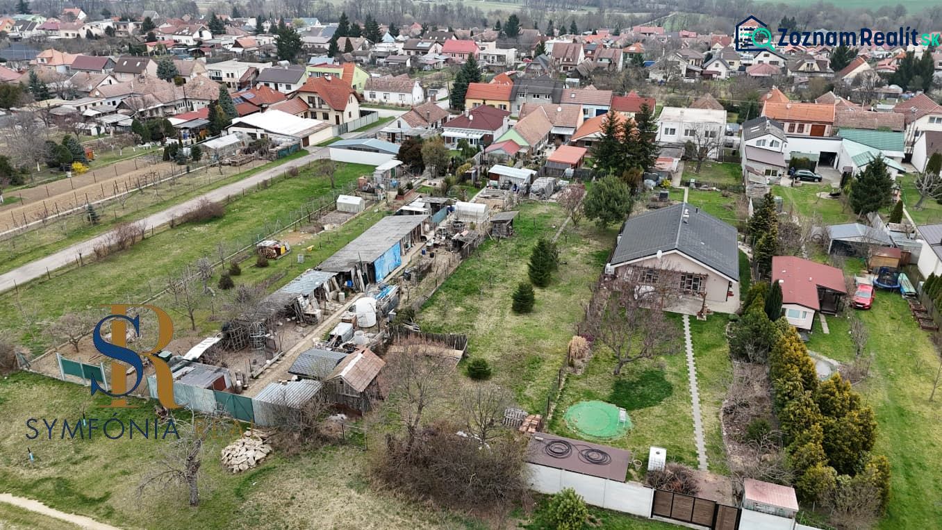 Letecký pohled na zahrady v Budmericích na Kaštelské ulici.