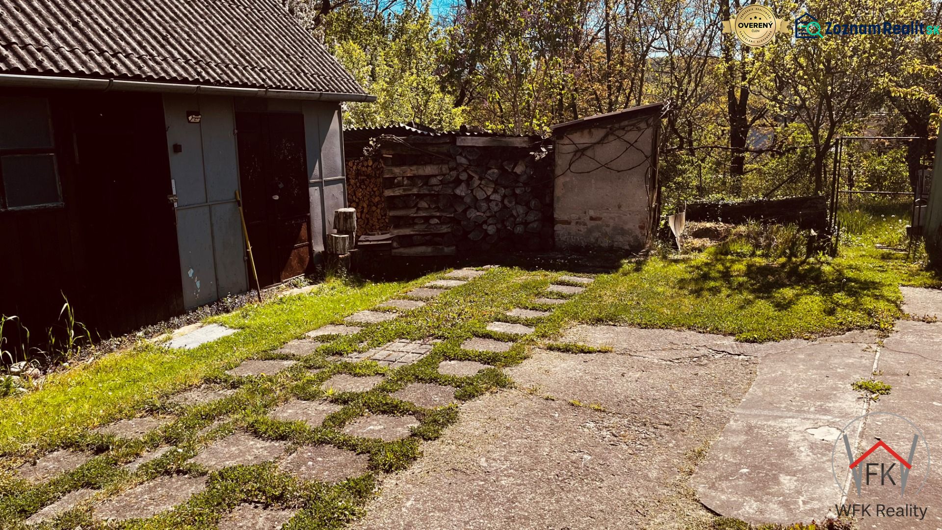 Dvůr u rodinného domu v Nové Kelči s garáží a krbem na sklad dřeva.
