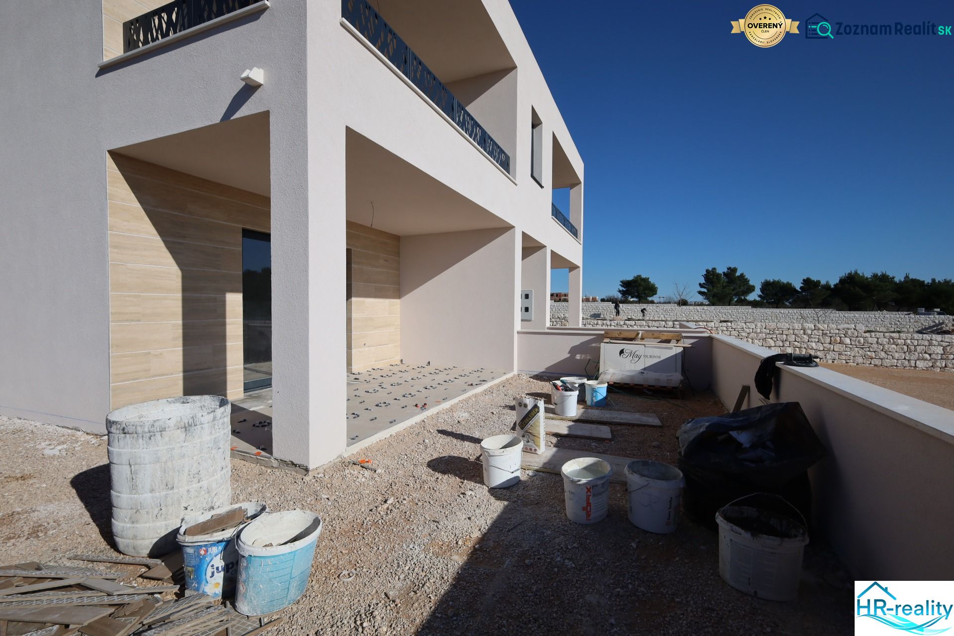Rekreační apartmán ve Vodicích během výstavby, s terasou a stavebním materiálem kolem.