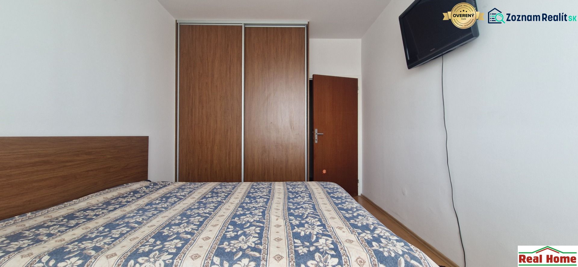 Ložnice s velkou vestavěnou skříní v 2pokojovém bytě.