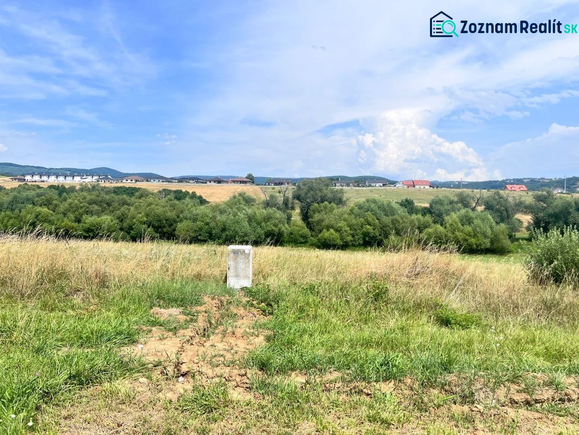 Krajina s loukou na pozemcích pro bydlení v Krupině, okres Krupina, Banskobystrický kraj.