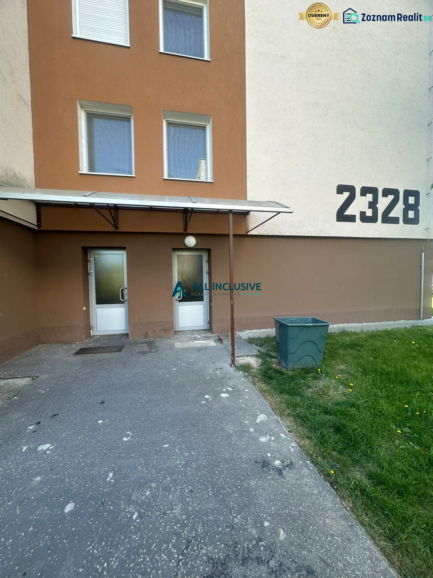 Vchod do bytového domu na Pavla Országha Hviezdoslava v Topoľčanech, vhodný pro 2-pokojový byt.
