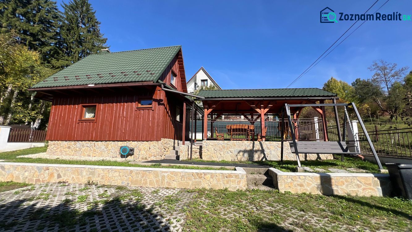 Chata v obci Turík, okres Ružomberok, Žilinský kraj s houpačkou a altánkem na zahradě.