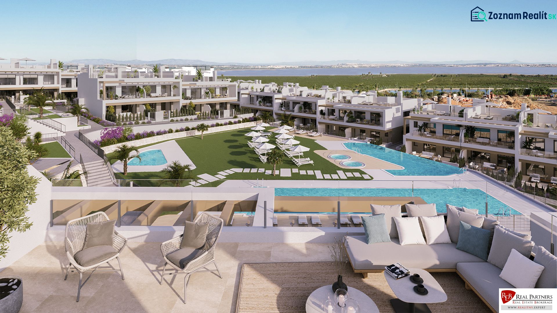 Luxusní rezidenční komplex v Torrevieja s bazény, zahradou a výhledem na lagunu.