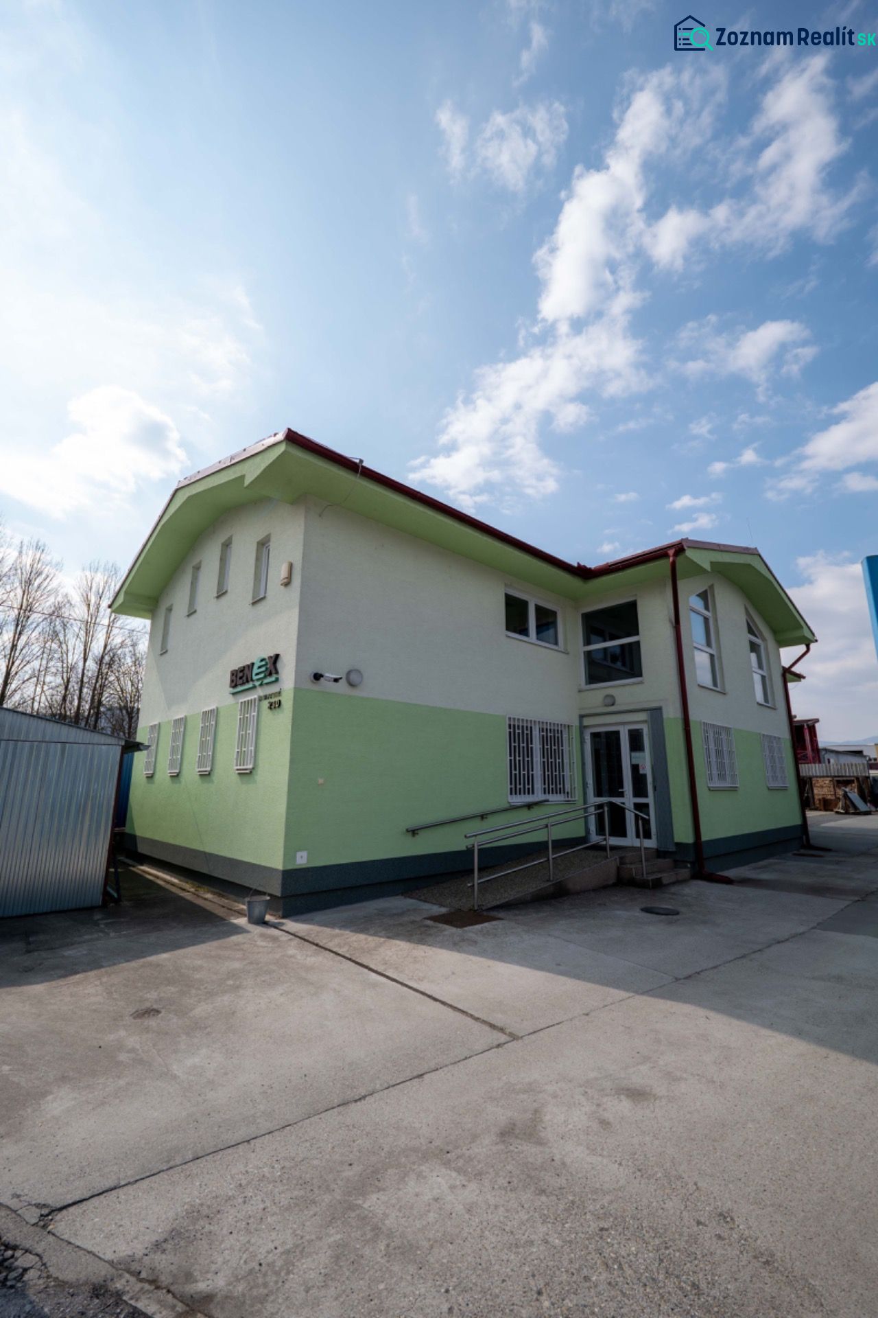 Budova ve městě Majer, Banská Bystrica s jasnou modrou oblohou. Zvláštní nemovitosti.