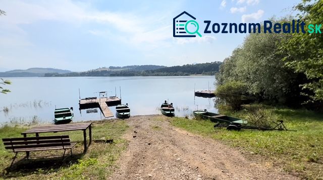 Liptovská Sielnica nabízí chaty s přístupem k jezeru a přístavišti pro čluny.